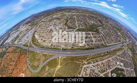 Luftaufnahme, Ferienhäuser mit Schwimmbad auf der Autopista MA-13, Globus, Fischaugenschuss, Fischaugenschuss, 360 Grad Schuss, MarratxAOAE'Aâ€ Stockfoto