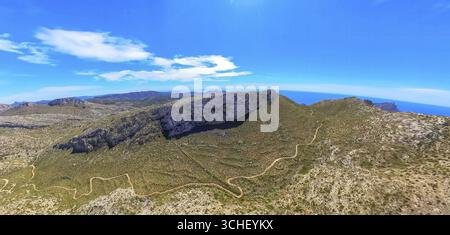 Aus der Vogelperspektive, schwarzer Felsen in den Bergen, Puit de Paret des Moro, Wanderweg, Andratx, Balearen, Mallorca, Balearen, Spanien Stockfoto