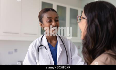 Nahaufnahme einer jungen Ärztin im Gespräch mit älteren Patienten Stockfoto
