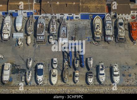 Blick aus der Vogelperspektive, Bootswerft im Hafen von Alcudia, Yachthafen, Segelboote, Port d'Alcudia, türkisblaues Wasser, Alcudia, Pla de na Tesa, Cabaneta (Sa) Stockfoto
