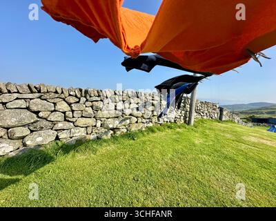 Wäsche auf einer Wäscheleine, die sich im Wind bewegt Stockfoto