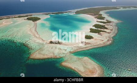 Französisch-Polynesien, Insel Rangiroa: Atemberaubender Blick aus der Luft auf Rangiroa größtes Atoll im Tuamotus. Wilde Naturreiselandschaft. Drohnenflug Stockfoto
