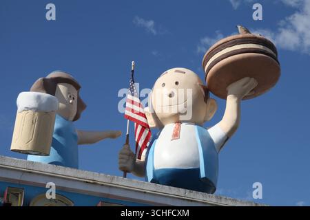 Statuen über Paul's Tochterrestaurant, Coney Island, Brooklyn, New York, USA, tagsüber 2025 Stockfoto