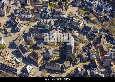 Aus der Vogelperspektive, Rathaus im Altstadtbaugelände mit Renovierung und überdachter Hausfassade mit Gerüsten, evangelische Stiftskirche St. Marie Stockfoto