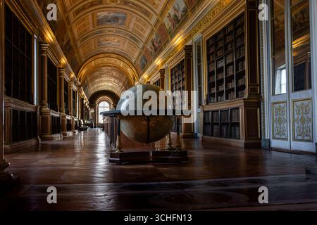 Globus in der großen Bibliothek des Fontainebleau Palace Stockfoto