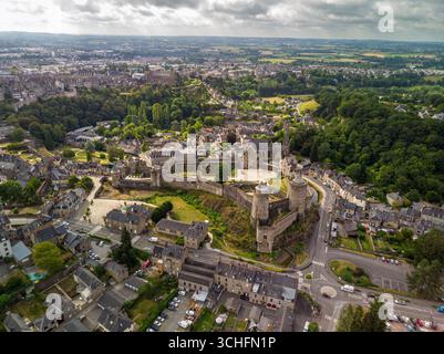 Aus der Vogelperspektive Fougères, Bretagne, Frankreich, mit den historischen Straßen der Stadt und der berühmten mittelalterlichen Burg, die die Skyline dominiert. Stockfoto
