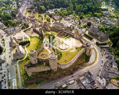 Luftaufnahme der Burg Fougères in der Bretagne, Frankreich, mit den beiden hinteren Türmen im Vordergrund, die die Befestigungen hervorheben Stockfoto