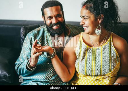 Indisches Paar, das zu Hause intime Momente zusammen hat - Liebes- und Lifestyle-Konzept - Fokus auf das Gesicht der Frau Stockfoto