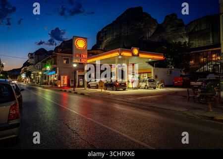 Kalabaka, Griechenland - Shell Tankstelle im Stadtzentrum mit Meteora-Bergen im Hintergrund Stockfoto