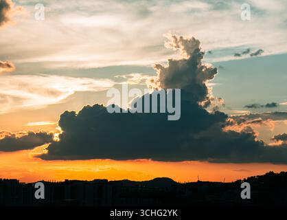Am späten Nachmittag Himmel während Sonnenuntergang mit dunklen Wolken über der Stadt Stockfoto