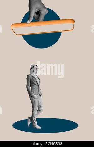 Bildtrendcollage der Person steht unter Gadget-Telefon auf khakifarbenem Hintergrund Stockfoto