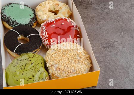 Glasierte und dekorierte Donuts, eine Vielzahl von bunten Donuts Stockfoto