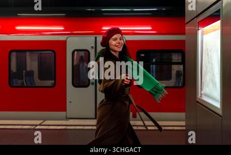 Glückliche Reisende in der U-Bahn-Station des Flughafens Stuttgart Stockfoto