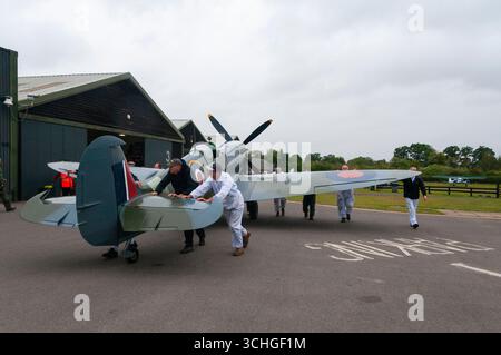 OLD WARDEN, BEDFORDSHIRE, ENGLAND, Großbritannien - 30. August 2025 - die Bodentruppe bringt Supermarine Spitfire IXb nach der Best of British Air Show in ihren Kleiderschrank zurück Stockfoto
