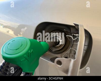 Auto betanken an einer Tankstelle. Nahaufnahme eines Autos und einer Tankstelle. Stockfoto