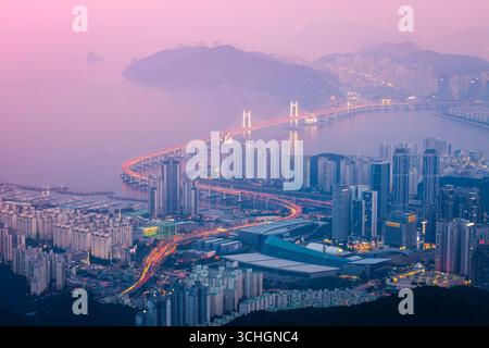 Busan City und Wolkenkratzer im Haeundae District und Gwangan Bridge, Busan Südkorea. Stockfoto