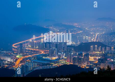 Busan City und Wolkenkratzer im Haeundae District und Gwangan Bridge, Busan Südkorea. Stockfoto