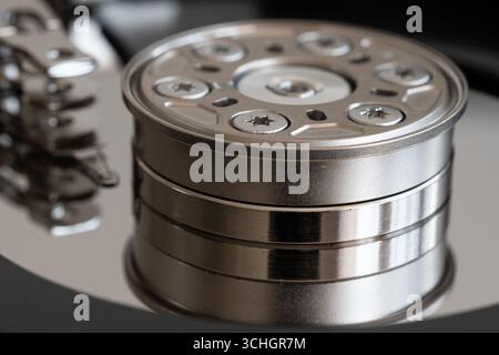 Schließen Sie das Spindelteil in der Festplatte, die Spindel hält die Platten an ihrem Platz und dreht sie Stockfoto