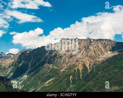 Atemberaubende Aussicht auf die Berge des Kaukasus mit schneebedeckten Gipfeln und üppig grünen Tälern in einer Sommerlandschaft Stockfoto