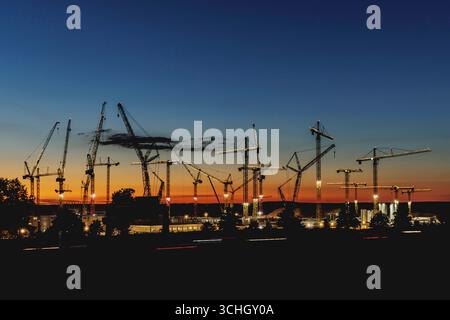 Kraene zeichnen sich ab im Abendlicht an der Baustelle der neuen Halbleiterfabrik von TSMC, Robert Bosch GmbH und Infineon Technologies in Dresden, 31.08.2025. Dresden Deutschland *** Krane stechen im Abendlicht auf der Baustelle der neuen Halbleiterfabrik von TSMC, Robert Bosch GmbH und Infineon Technologies in Dresden, 31 08 2025 Dresden Deutschland Copyright: XFlorianxGaertnerx Stockfoto