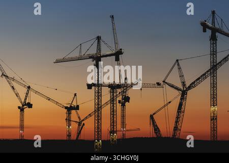 Kraene zeichnen sich ab im Abendlicht an der Baustelle der neuen Halbleiterfabrik von TSMC, Robert Bosch GmbH und Infineon Technologies in Dresden, 31.08.2025. Dresden Deutschland *** Krane stechen im Abendlicht auf der Baustelle der neuen Halbleiterfabrik von TSMC, Robert Bosch GmbH und Infineon Technologies in Dresden, 31 08 2025 Dresden Deutschland Copyright: XFlorianxGaertnerx Stockfoto