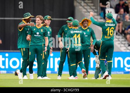 Der südafrikanische Wiaan Mulder feiert den Sieg des Englands Jofra Archer während des One Day International Series-Spiels in Headingley, Leeds. Bilddatum: Dienstag, 2. September 2025. Stockfoto