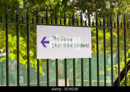 Wimbledon, London, England, Großbritannien - 4. Juli 2025: Schilder auf einer öffentlichen Straße, die den Weg zur Warteschlange für nicht-Ticketinhaber in Wimbledon zeigt Stockfoto