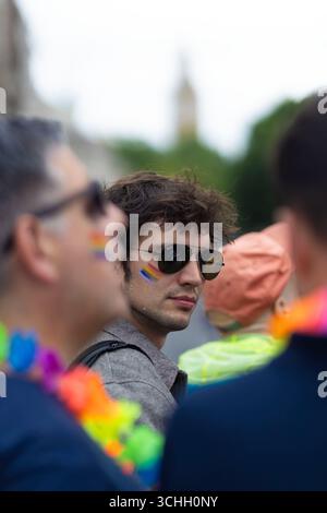 Die Zuschauer treffen sich während der jährlichen Pride in London Parade im Zentrum von London, um Londons Vielfalt und LGBTQ+ Community zu feiern. Stockfoto