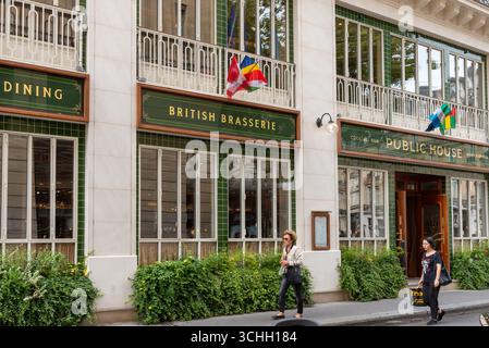 Das Äußere eines Public House, Cocktailbar und britische Brasserie im 2. Arrondissement Stockfoto