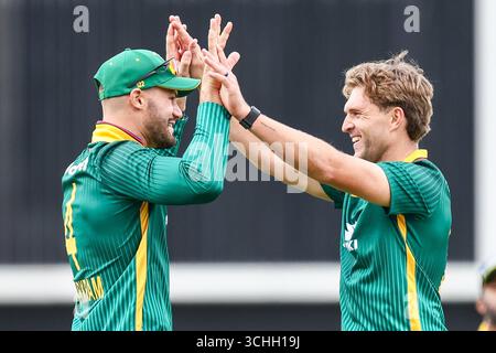 Headingley Cricket Ground, Leeds am Dienstag, den 2. September 2025. Die südafrikanischen Aiden Markram und Wiaan Mulder feiern am Dienstag, den 2. September 2025, im Headingley Cricket Ground, Leeds, den Wicket von Englands Jos Buttler während des One Day Series-Spiels zwischen England und Südafrika. (Foto: Stuart Leggett | MI News) Credit: MI News & Sport /Alamy Live News Stockfoto