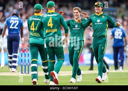 Headingley Cricket Ground, Leeds am Dienstag, den 2. September 2025. Der südafrikanische Wiaan Mulder (ohne Kappe) und Dewald Brevis feiern die Entlassung des Englands Jofra Archer, der von Aiden Markram während des One Day Series-Spiels der Metro Bank zwischen England und Südafrika am Dienstag, dem 2. September 2025, im Headingley Cricket Ground in Leeds gefangen wurde. (Foto: Stuart Leggett | MI News) Credit: MI News & Sport /Alamy Live News Stockfoto