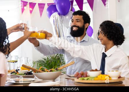 Religiöse Anlässe, vielfältige Familienanlässe mit Getränken am festlichen Tisch, zu Hause Stockfoto