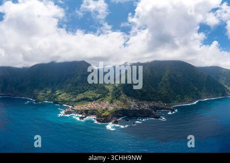Luftaufnahme der Küste von Seixal im Frühling. Madeira, Portugal, Europa. Stockfoto