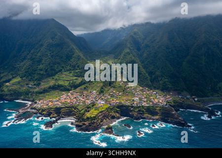 Luftaufnahme der Küste von Seixal im Frühling. Madeira, Portugal, Europa. Stockfoto