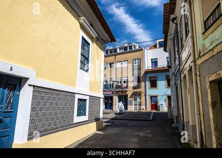 Blick auf die wunderschönen Fassaden alter Gebäude im Jugendstil in Aveiro-Stadt in Portugal, Europa Stockfoto