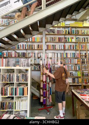 Livraria Ler Devagar in Lissabons trendiger LX-Fabrik. Stockfoto