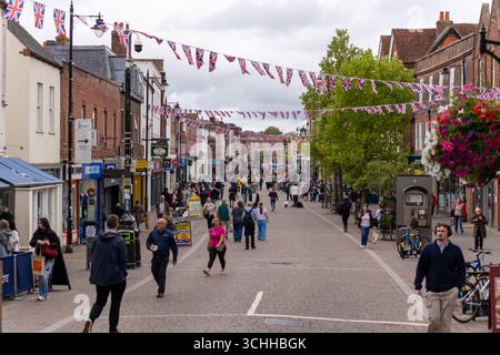 Ein Blick auf die Northbrook Street der Marktstadt Newbury in Berkshire, England, Großbritannien, zeigt britische Flaggen als Fähnchen und Käufer Stockfoto