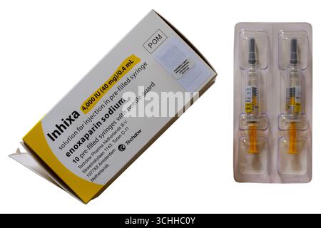 Schachtel Inhixa Injektionslösung in einer Fertigspritze Enoxaprin-Natrium, isoliert auf weißem Hintergrund Stockfoto