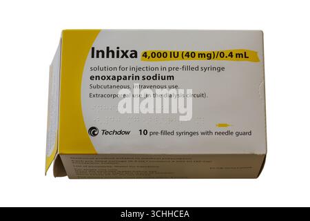 Schachtel Inhixa Injektionslösung in einer Fertigspritze Enoxaprin-Natrium, isoliert auf weißem Hintergrund Stockfoto