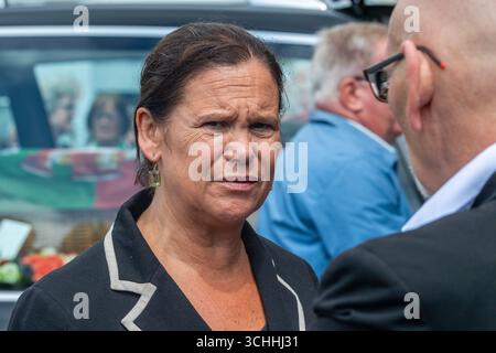 SF-Anführerin Mary Lou McDonald bei einer Beerdigung in Clonakilty, West Cork, Irland. Stockfoto