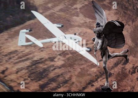 Während London sich auf die DSEI (Defence and Security Equipment International) vorbereitet, zeigt eine Werbetafel für „Quantum Systems“ am 2. September 2025 ein unbemanntes Luftflugzeug neben der Skulptur Eros im Piccadilly Circus in London, England. „Quantum Systems“ ist spezialisiert auf die Entwicklung, Konstruktion und Produktion von fortschrittlichen Mehrsensor-unbemannten Luftsystemen (UAS), die Luftinformationen sammeln. Stockfoto