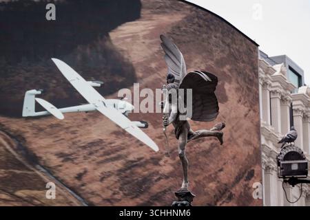 Während London sich auf die DSEI (Defence and Security Equipment International) vorbereitet, zeigt eine Werbetafel für „Quantum Systems“ am 2. September 2025 ein unbemanntes Luftflugzeug neben der Skulptur Eros im Piccadilly Circus in London, England. „Quantum Systems“ ist spezialisiert auf die Entwicklung, Konstruktion und Produktion von fortschrittlichen Mehrsensor-unbemannten Luftsystemen (UAS), die Luftinformationen sammeln. Stockfoto
