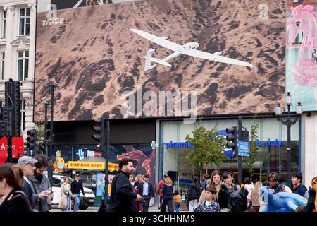 Während London sich auf die DSEI (Defence and Security Equipment International) vorbereitet, zeigt eine Werbetafel für „Quantum Systems“ am 2. September 2025 ein unbemanntes Luftflugzeug über den Käufern im Piccadilly Circus in London. „Quantum Systems“ ist spezialisiert auf die Entwicklung, Konstruktion und Produktion von fortschrittlichen Mehrsensor-unbemannten Luftsystemen (UAS), die Luftinformationen sammeln. Stockfoto