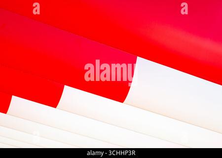 Rot-weißer Hintergrund mit rechteckigen Bereichen in Rot und weiß. Stockfoto