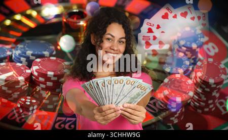 Spieler mit Geldfan, Casino-Chips, Spielkarten, Würfel und Roulette. Bannerdesign Stockfoto