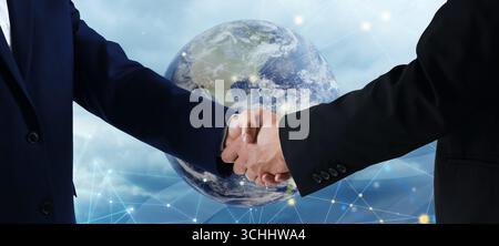 Geschäftsleute schütteln sich die Hände gegen den Globus. Erfolg in Partnerschaft, Handel, Vereinbarung. Bannerdesign Stockfoto