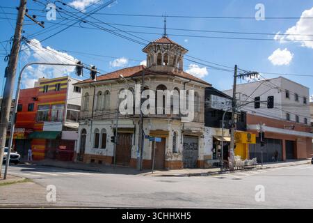 Historisches zweistöckiges Gebäude, bekannt als Sobrado Mirante an der Rua XV de Novembro, Sorocaba, Sao Paulo, Brasilien. Kolonialarchitektur mit erhaltenen Details, Stockfoto