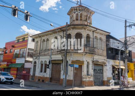 Historisches zweistöckiges Gebäude, bekannt als Sobrado Mirante an der Rua XV de Novembro, Sorocaba, Sao Paulo, Brasilien. Kolonialarchitektur mit erhaltenen Details, Stockfoto