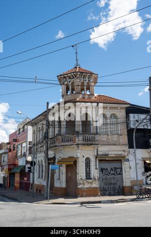 Historisches zweistöckiges Gebäude, bekannt als Sobrado Mirante an der Rua XV de Novembro, Sorocaba, Sao Paulo, Brasilien. Kolonialarchitektur mit erhaltenen Details, Stockfoto
