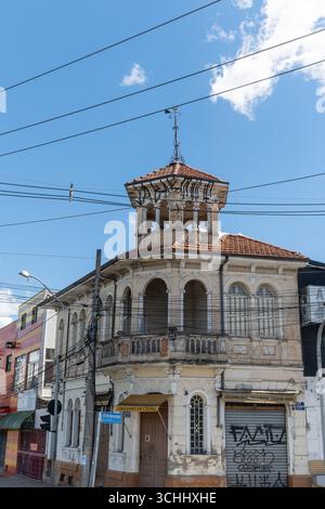 Historisches zweistöckiges Gebäude, bekannt als Sobrado Mirante an der Rua XV de Novembro, Sorocaba, Sao Paulo, Brasilien. Kolonialarchitektur mit erhaltenen Details, Stockfoto